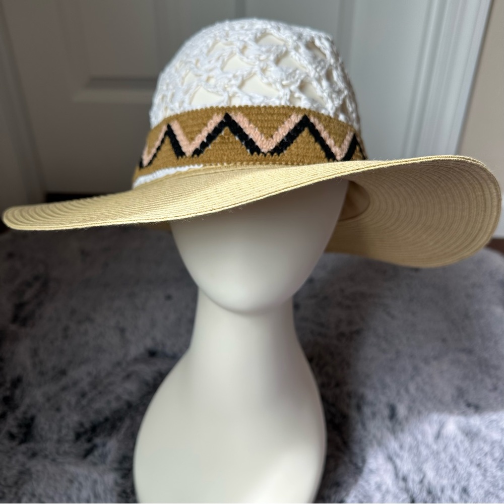 Intrend by MaxMara two-tones with zigzag decoration Hat Size: OS NWOT